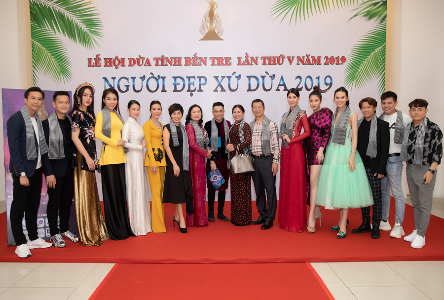 Ban tổ chức và các người đẹp ra mắt tại sự kiện. Ban tổ chức và các người đẹp ra mắt tại sự kiện.