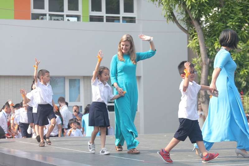 Đón học sinh vào lớp 1.