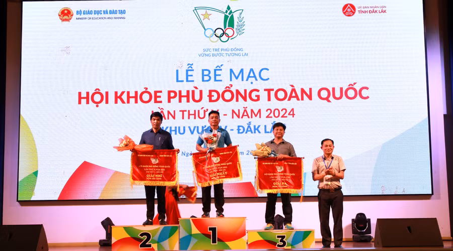 Đại diện Ban tổ chức trao cờ toàn đoàn cho các đơn vị. (Ảnh: TT)