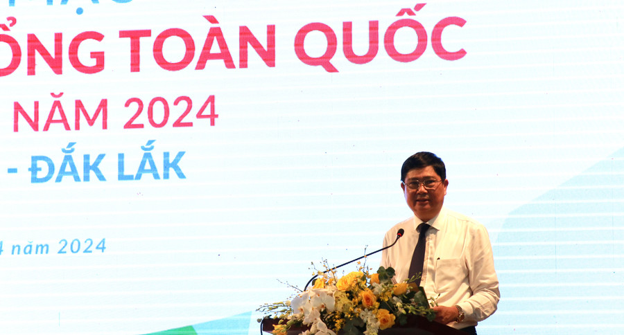 Ông Phạm Đăng Khoa - Giám đốc Sở GD&ĐT cảm ơn Bộ GD&ĐT trao quyền đăng cai cho tỉnh Đắk Lắk. (Ảnh: TT).