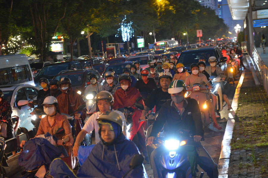 Vào giờ cao điểm đường dành riêng cho xe buýt BRT bỗng ' tàng hình'. Vào giờ cao điểm đường dành riêng cho xe buýt BRT bỗng ' tàng hình'.