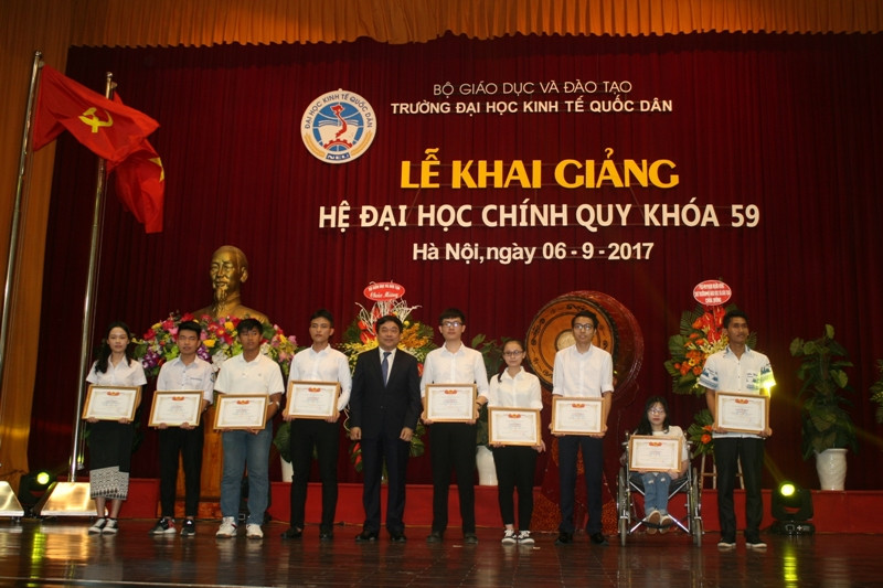 GS.TS Trần Thọ Đạt, Hiệu trưởng Trường ĐH KTQD, trao thưởng cho tân sinh viên có thành tích xuất sắc, vượt khó vươn lên