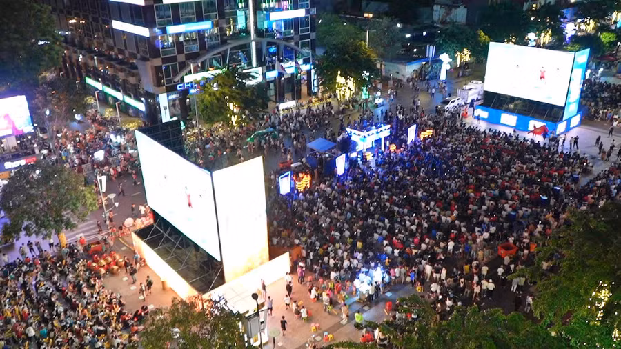 Không khí sôi động tại phố đi bộ Nguyễn Huệ.