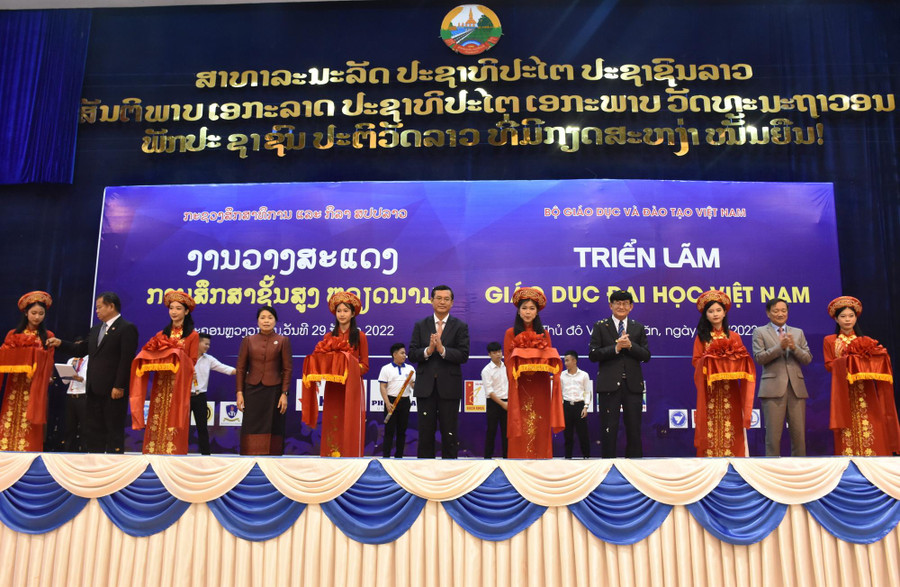 Thứ trưởng Bộ GD&ĐT Nguyễn Văn Phúc và các đại biểu cắt băng khai mạc triển lãm. Thứ trưởng Bộ GD&ĐT Nguyễn Văn Phúc và các đại biểu cắt băng khai mạc triển lãm.