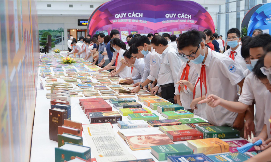 Học sinh hào hứng tham dự triển lãm SGK. Học sinh hào hứng tham dự triển lãm SGK.