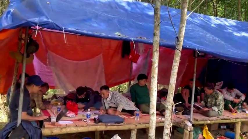 Nhóm người ở nhiều địa phương đến khai thác vàng trái phép tại Đắk Lắk. (Ảnh cắt từ Clip)