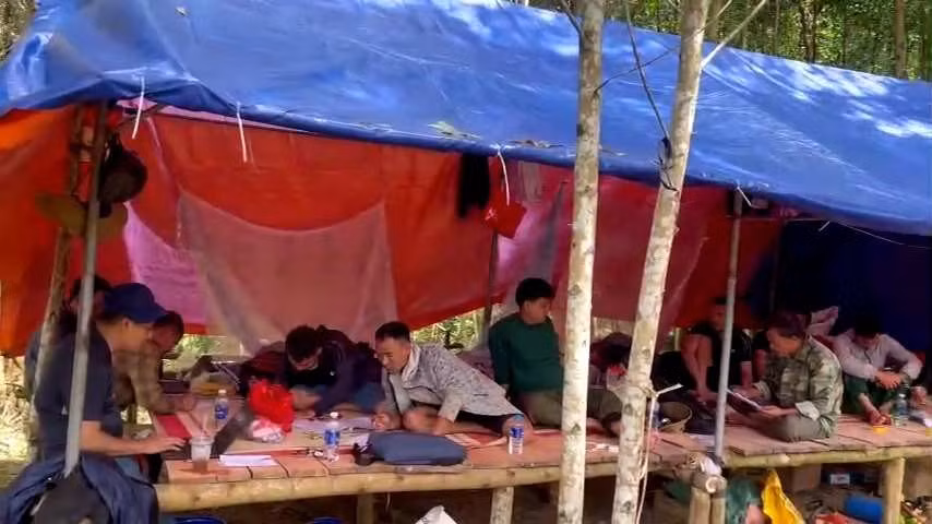 Nhóm người ở nhiều địa phương đến khai thác vàng trái phép tại Đắk Lắk. (Ảnh cắt từ Clip)