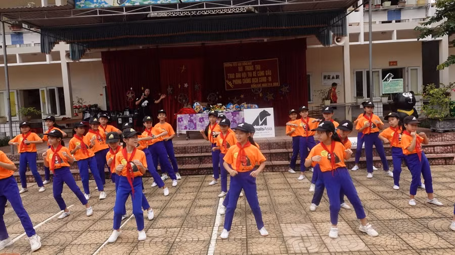 Tiết mục văn nghệ đặc biệt nhảy Flashmob bảo vệ gấu của các em nhỏ.