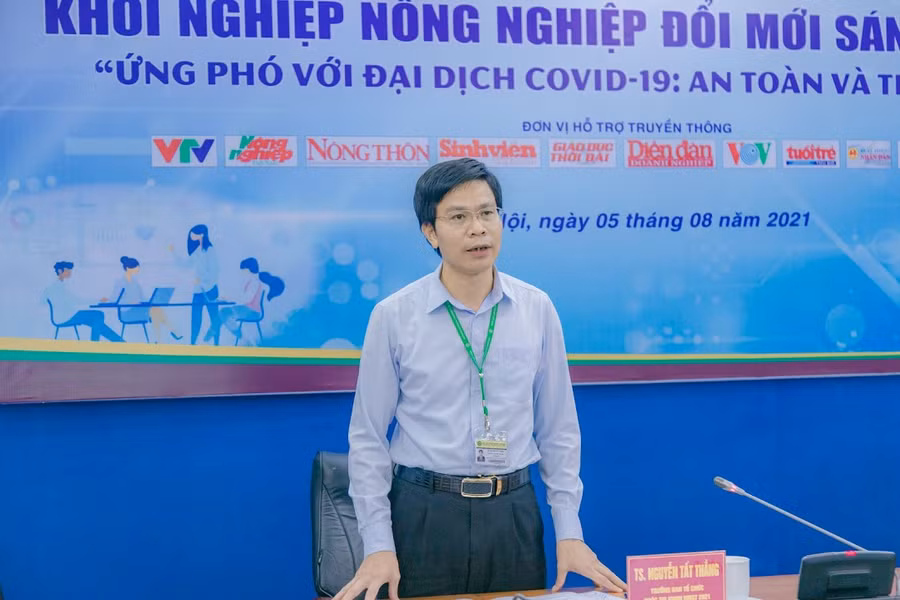TS Nguyễn Tất Thắng trao đổi một số thông tin về cuộc thi.