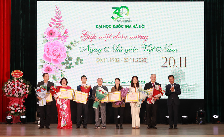 Các nhà giáo, nhà khoa học đã có nhiều đóng góp cho sự nghiệp GD-ĐT thời gian qua. Các nhà giáo, nhà khoa học đã có nhiều đóng góp cho sự nghiệp GD-ĐT thời gian qua.