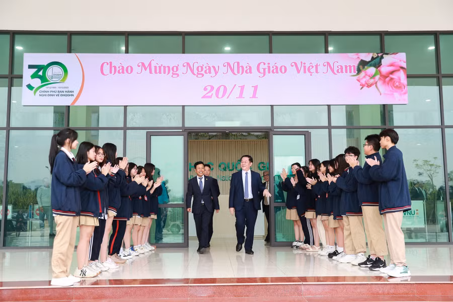 Bí thư Trung ương Đảng, Trưởng Ban Tuyên giáo Trung ương Nguyễn Trọng Nghĩa, thăm và làm việc Đại học Quốc gia Hà Nội nhân dịp 20/11.