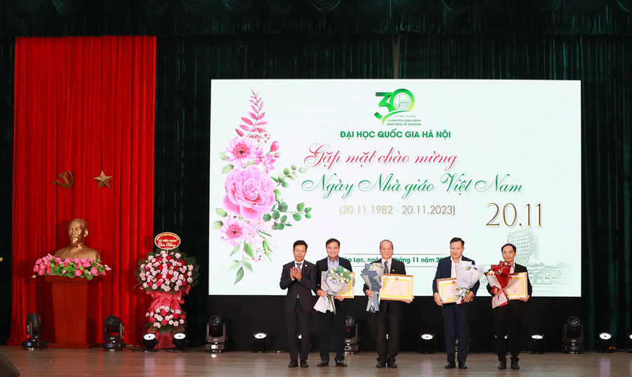 Giám đốc ĐHQGHN Lê Quân đã trao tặng Giải thưởng cho các nhà giáo, nhà khoa học. Giám đốc ĐHQGHN Lê Quân đã trao tặng Giải thưởng cho các nhà giáo, nhà khoa học.