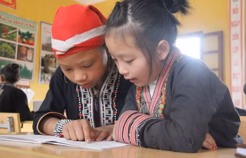 Học sinh của lớp học VNEN ở Lào Cai tự tin và sẵn sàng hỗ trợ nhau trong học tập