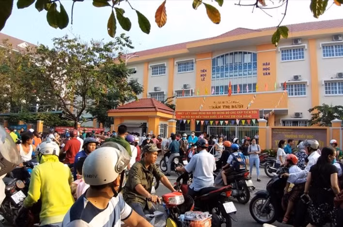 Phụ huynh tập trung phản đối chất lượng bữa ăn của trường Trần Thị Bưởi