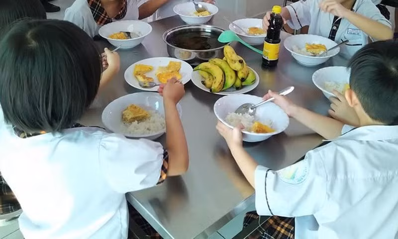 Bữa ăn của trường Tiểu học Trần Thị Bưởi được đánh giá là thiếu chất dinh dưỡng, không đúng với giá tiền