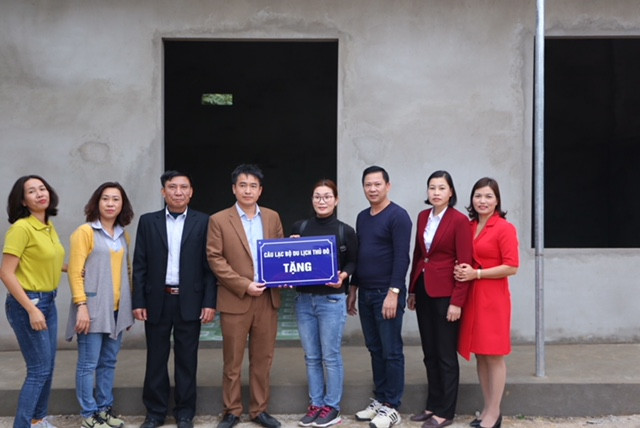 Câu lạc bộ du lịch Thủ đô trao tặng căn bếp và nhiều món quà ý nghĩa cho Trường tiểu học Quang Chiểu 1