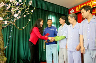Bà Trần Thị Ngọc Bích gửi tặng món quà nhỏ tới các bệnh nhân tại bệnh viện Tâm thần Thái Bình