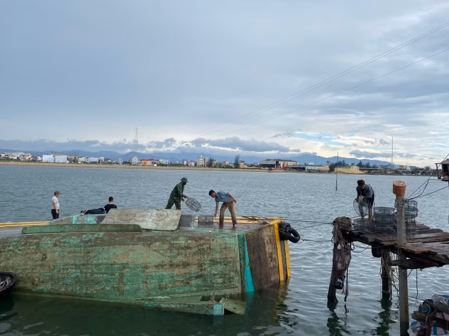 Đang neo đậu tại bến, tàu cá của ngư dân bất ngờ bị chìm.