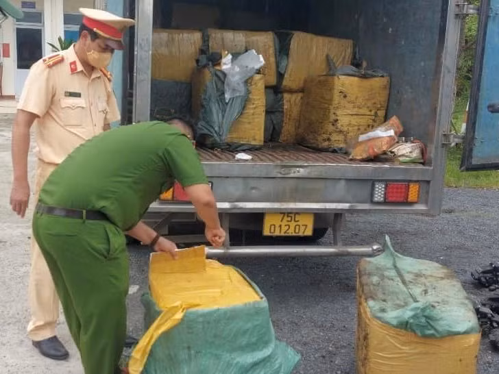 Lực lượng chức năng ngăn chặn sản phẩm động vật không rõ nguồn gốc xuất xứ trên đường đi tiêu thụ.