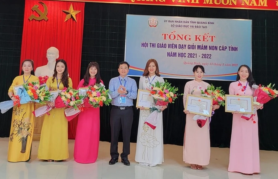 Ông Đặng Ngọc Tuấn, Giám đốc Sở GD&ĐT trao thưởng cho các GV đạt giải Nhất cuộc thi.