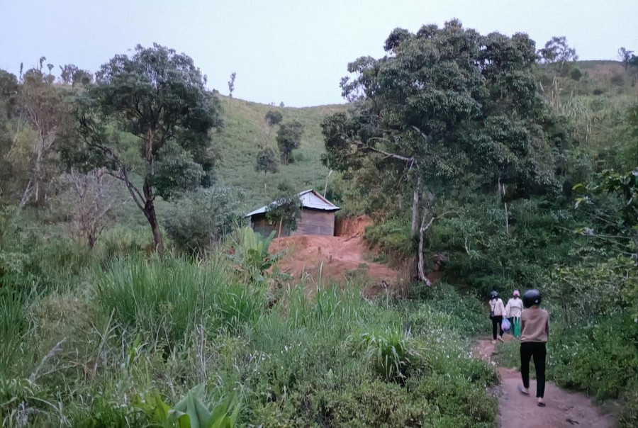 Con đường ghập ghềnh mà cô Qúi thường xuyên vận động học sinh ra lớp. Con đường ghập ghềnh mà cô Qúi thường xuyên vận động học sinh ra lớp.