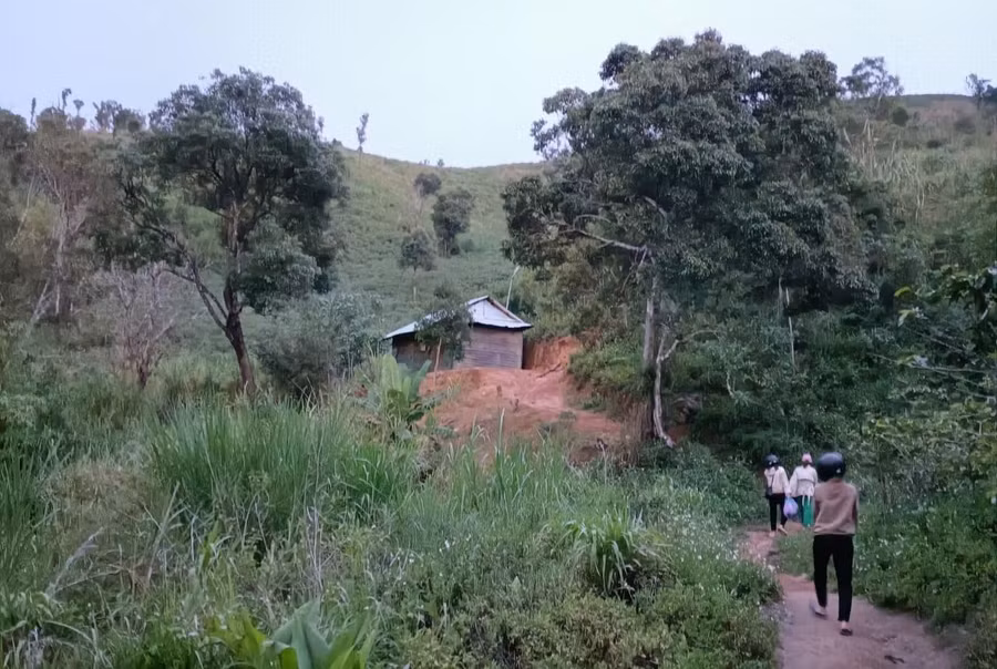 Con đường ghập ghềnh mà cô Qúi thường xuyên vận động học sinh ra lớp. Con đường ghập ghềnh mà cô Qúi thường xuyên vận động học sinh ra lớp.