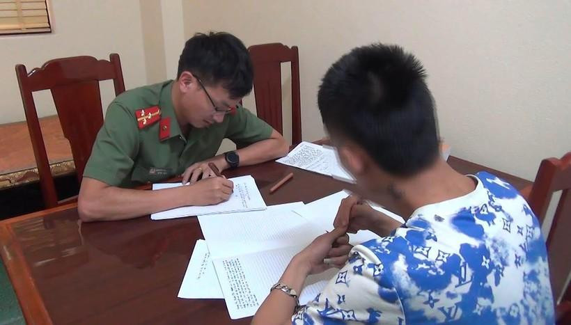 Một nạn nhân bị lừa đưa sang Campuchia lao động trái phép trình báo sự việc tới cơ quan Công an tỉnh Thanh Hóa. Một nạn nhân bị lừa đưa sang Campuchia lao động trái phép trình báo sự việc tới cơ quan Công an tỉnh Thanh Hóa.