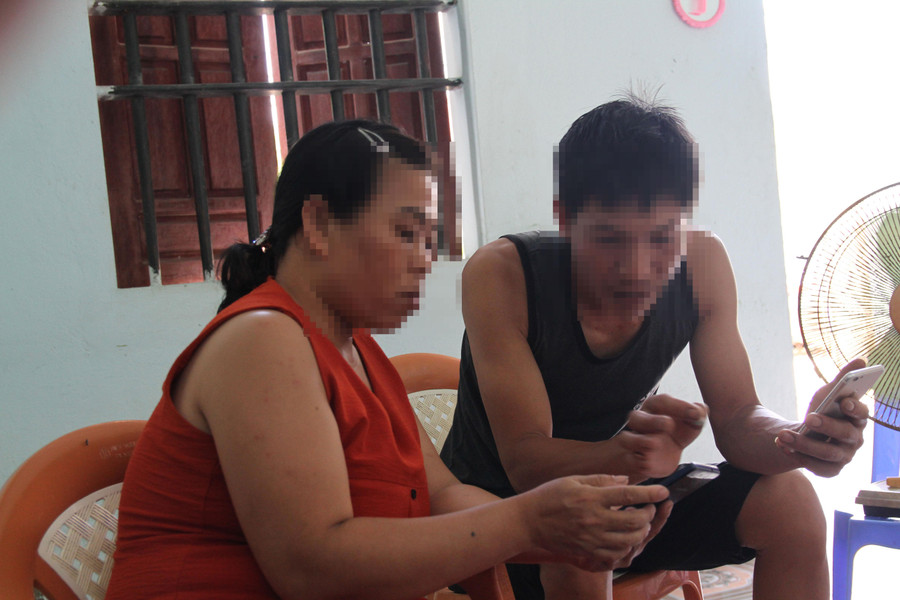 Nhiều người dân có người thân bị lừa đưa sang Campuchia cung cấp thông tin với báo chí.