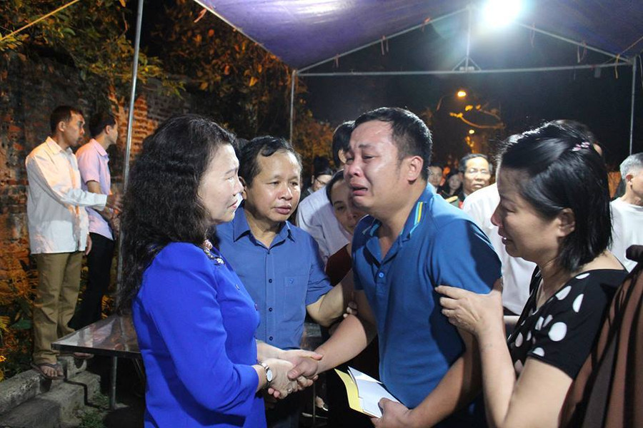 Thứ trưởng Nguyễn Thị Nghĩa chia sẻ với gia đình phụ huynh cháu Nguyễn Trung Kiên Thứ trưởng Nguyễn Thị Nghĩa chia sẻ với gia đình phụ huynh cháu Nguyễn Trung Kiên