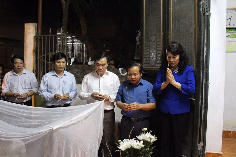 Thứ trưởng Nguyễn Thị Nghĩa và Giám đốc Sở GDĐT Hòa Bình Bùi Trọng Đắc chia sẻ nỗi đau với gia đình có con em gặp nạn Thứ trưởng Nguyễn Thị Nghĩa và Giám đốc Sở GDĐT Hòa Bình Bùi Trọng Đắc chia sẻ nỗi đau với gia đình có con em gặp nạn