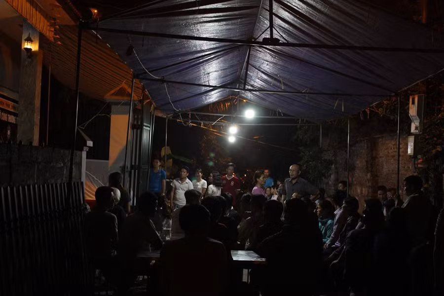 Rất đông người dân trong khu phố chia sẻ nỗi đau với các gia đình có con gặp nạn Rất đông người dân trong khu phố chia sẻ nỗi đau với các gia đình có con gặp nạn