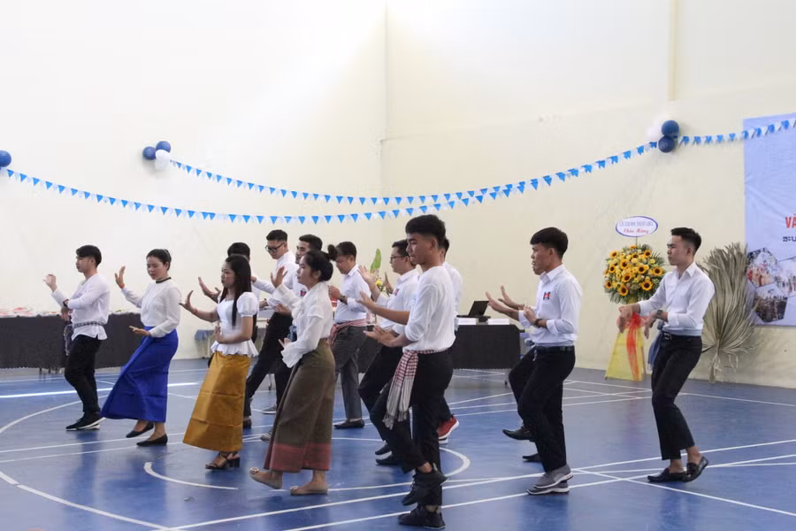 Lưu học sinh Campuchia với điệu múa truyền thống của đất nước mình.