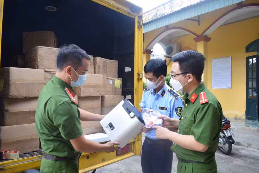 Lô hàng hơn 50 máy tạo oxy dùng trong lĩnh vực y tế không có nguồn gốc xuất xứ bị cơ quan chức năng phát hiện. Ảnh: Công an tỉnh Hưng Yên.