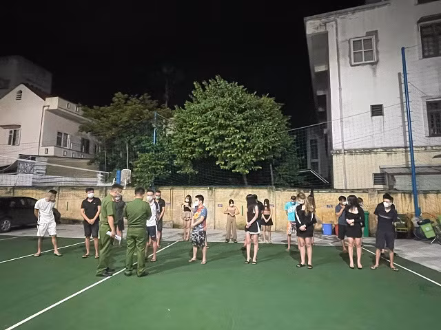 Nhóm đối tượng đến từ nhiều tỉnh thành có hành vi sử dụng ma tuý trong nhà nghỉ. Ảnh: Công an Hải Dương.