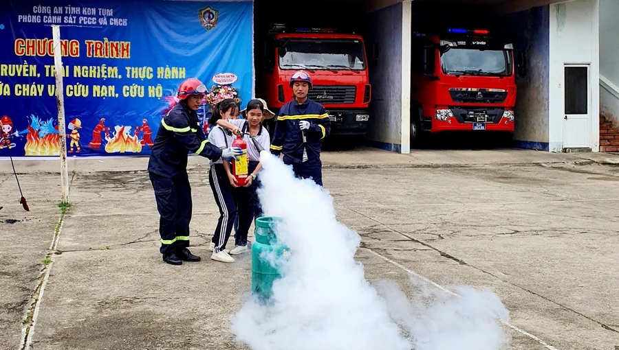 Học sinh thực hành chữa cháy.