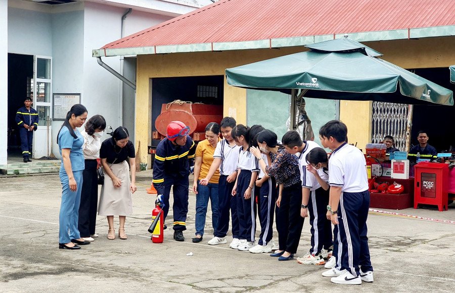 Cán bộ, chiến sĩ Phòng Cảnh sát Phòng cháy chữa cháy và Cứu nạn cứu hộ giới thiệu cho học sinh về các trang thiết bị chữa cháy. Cán bộ, chiến sĩ Phòng Cảnh sát Phòng cháy chữa cháy và Cứu nạn cứu hộ giới thiệu cho học sinh về các trang thiết bị chữa cháy.