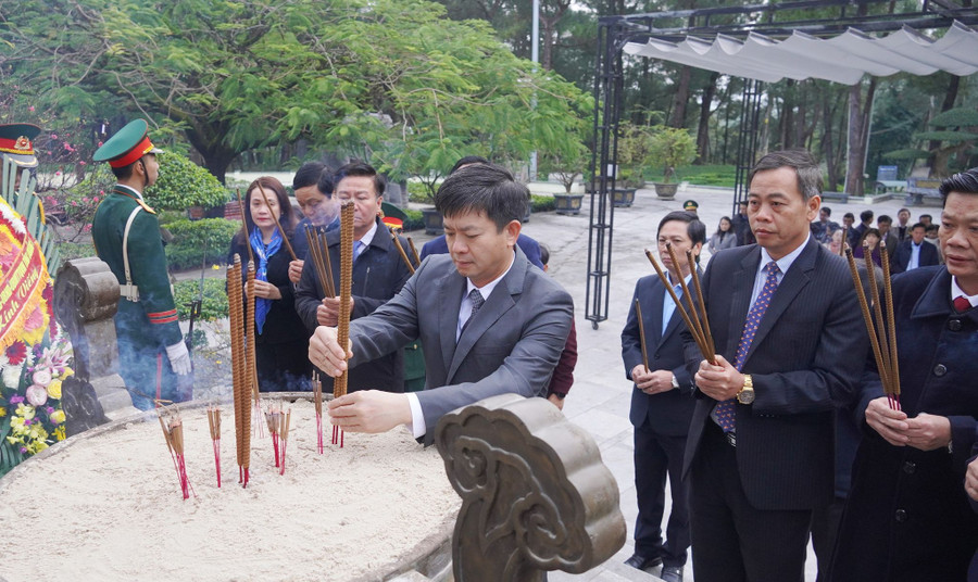Lãnh đạo tỉnh Quảng Trị dâng hương tri ân các Anh hùng, Liệt sĩ. (Ảnh: Tiến Nhất).