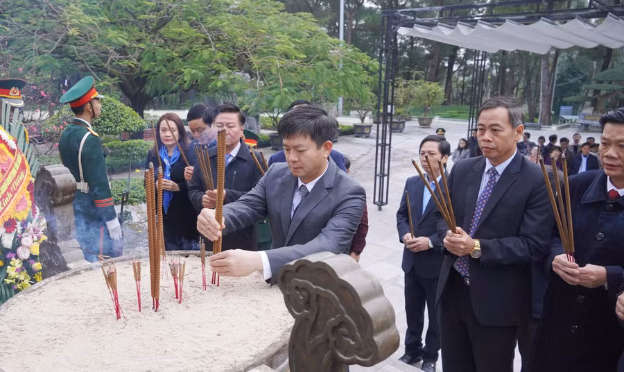 Lãnh đạo tỉnh Quảng Trị dâng hương tri ân các Anh hùng, Liệt sĩ. (Ảnh: Tiến Nhất).