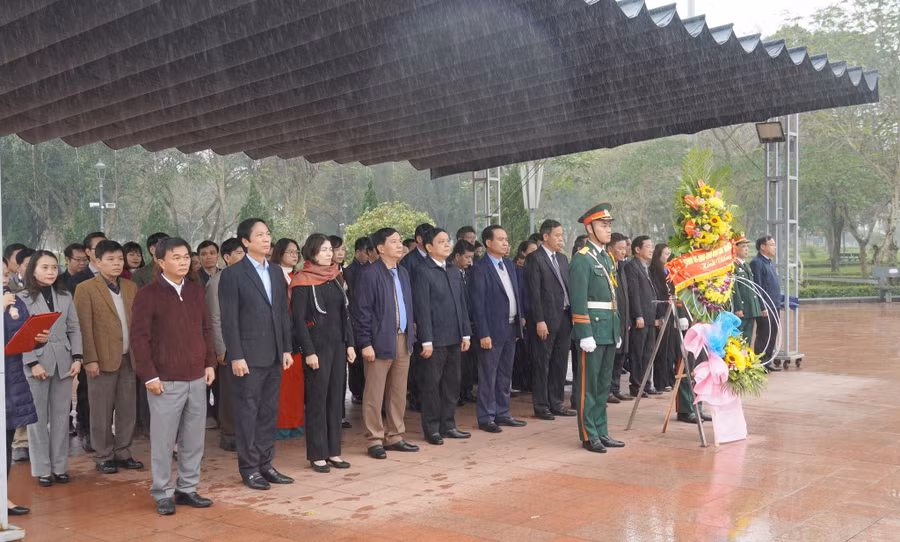 Cán bộ tỉnh Quảng Trị dâng hương, dâng hoa tri ân liệt sĩ tại Thành cổ Quảng Trị. (Ảnh: Tiến Nhất).