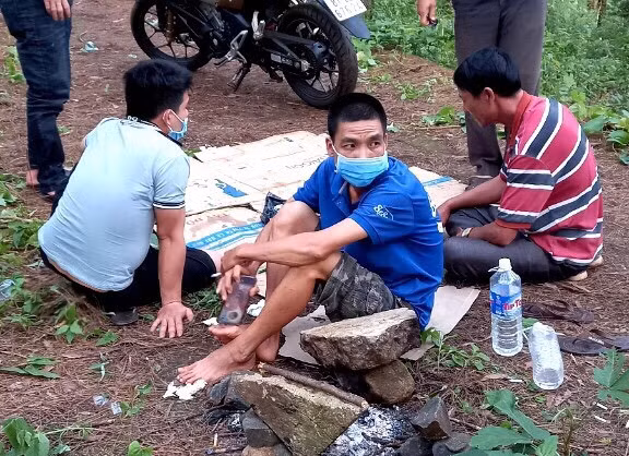 Nhóm người tụ tập ăn nhậu bất chấp dịch Covid-19.