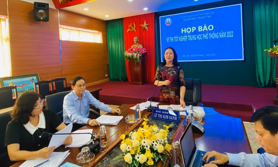 Bà Lê Thị Kim Oanh phát biểu tại cuộc họp báo.