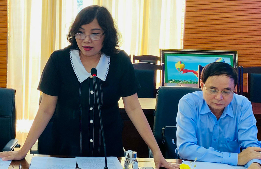 Bà Thái Thị Mỹ Bình - Chánh Văn phòng Sở GD&ĐT, Thư ký Ban Chỉ đạo thi thông tin về công tác phối hợp truyền thông cho Kỳ thi.