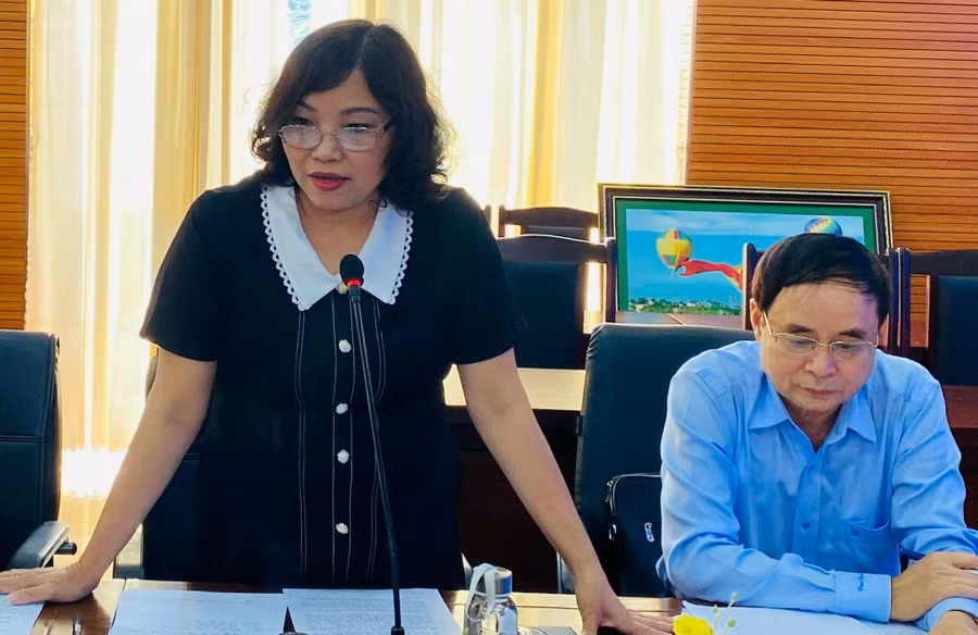 Bà Thái Thị Mỹ Bình - Chánh Văn phòng Sở GD&ĐT, Thư ký Ban Chỉ đạo thi thông tin về công tác phối hợp truyền thông cho Kỳ thi.