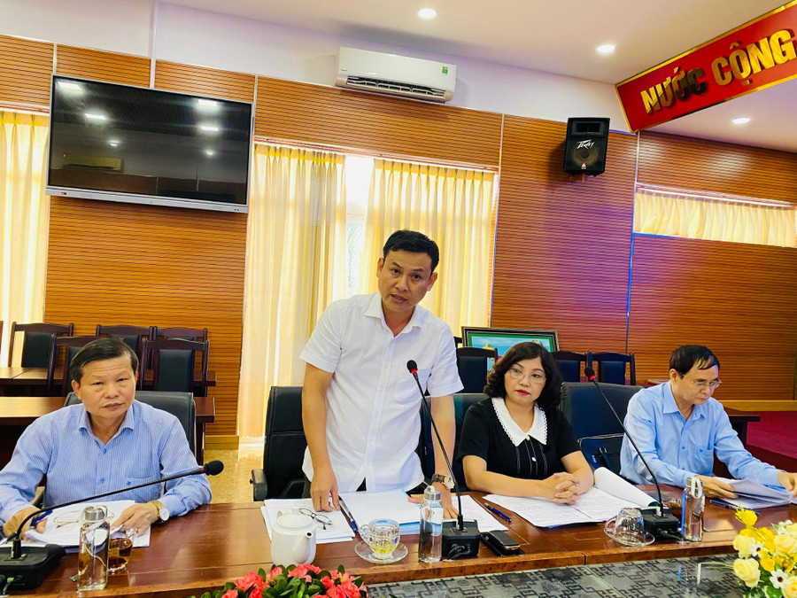 Ông Nguyễn Hoàng Chương - Trưởng phòng QLCLGD-CNTT Sở GD&amp;ĐT, Thư ký Ban Chỉ đạo thi báo cáo công tác chuẩn bị và phương án tổ chức Kỳ thi tại Hội đồng thi tỉnh Đắk Lắk.