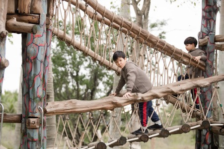 Hai quý tử nhà Đan Lê cực kỳ thích thú khi được nô đùa, hòa mình cùng màu xanh mát dịu của thiên nhiên và cảm nhận thế giới rộng lớn hấp dẫn xung quanh mình.