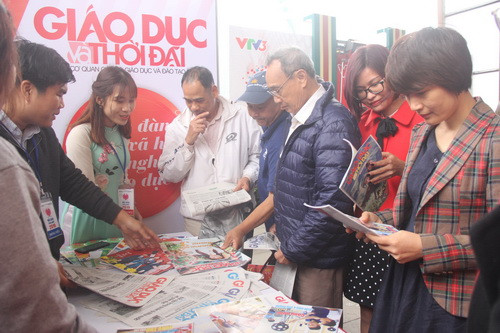 Khách đến thăm quan các gian trưng bày Khách đến thăm quan các gian trưng bày