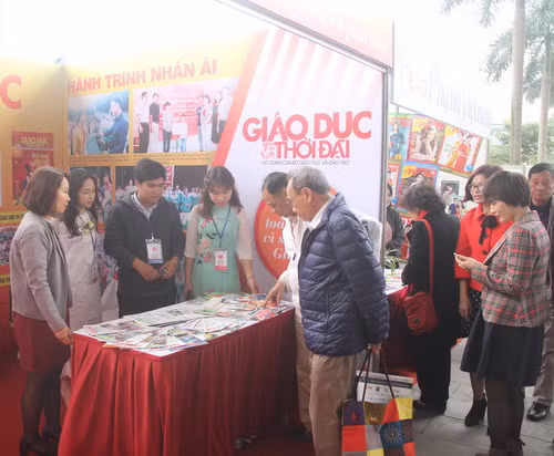 Mặc dù không được ở vị trí "đắc địa" nhưng gian trưng bày của Báo Giáo dục & Thời đại luôn thu hút đông đảo khác đến thăm quan, tìm đọc báo