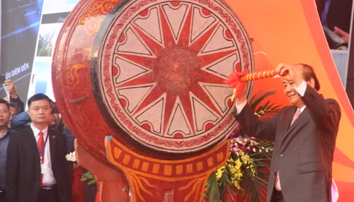 Thủ tướng Nguyễn Xuân Phúc đánh trống khai mạc Hội báo