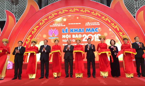 Nghi thức cắt băng khai mạc Hội báo Nghi thức cắt băng khai mạc Hội báo