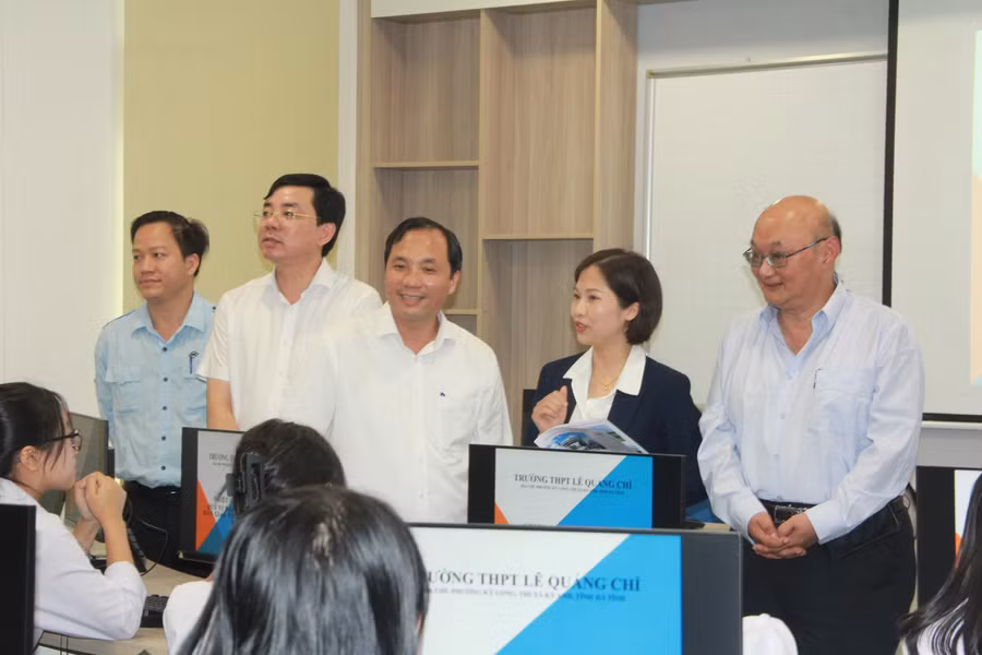 Bí thư Tỉnh ủy Hoàng Trung Dũng và các địa biểu tham quan phòng máy tính tại trường THPT Lê Quảng Chí và...